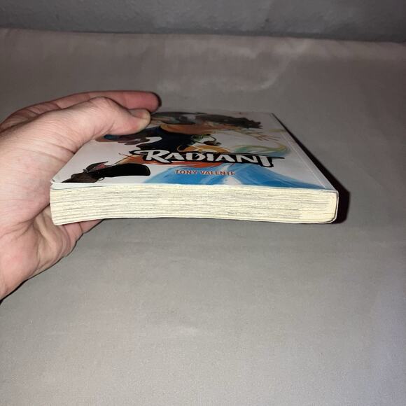 Book Manga Radiant #1 Vol 1 Vizmedia Viz Media Paperback 2018 Tony Valente Comic - Picture 3 of 12